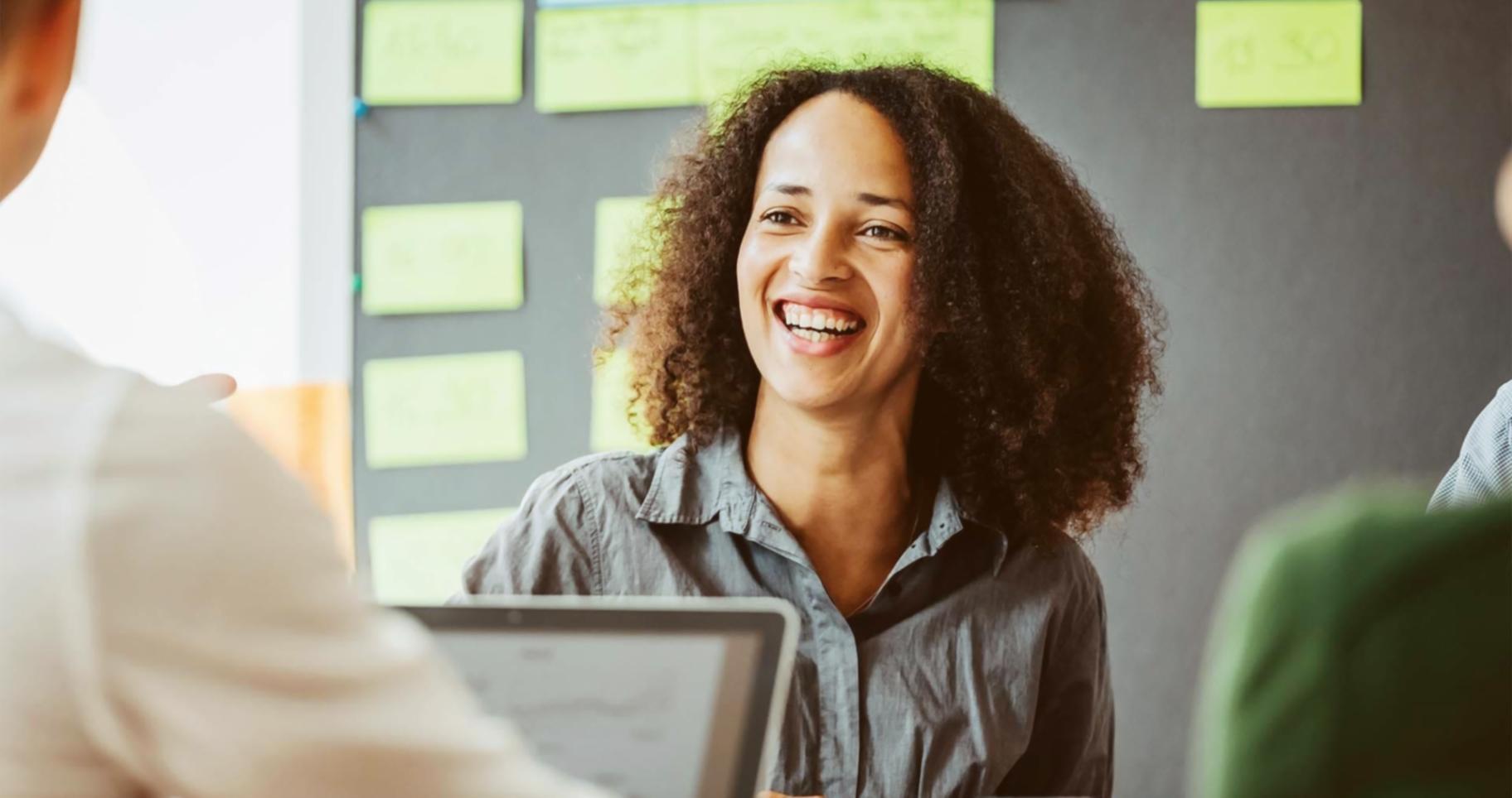 Arbeitsplatz mit persönlichen Notizen und Reflexionsmaterialien