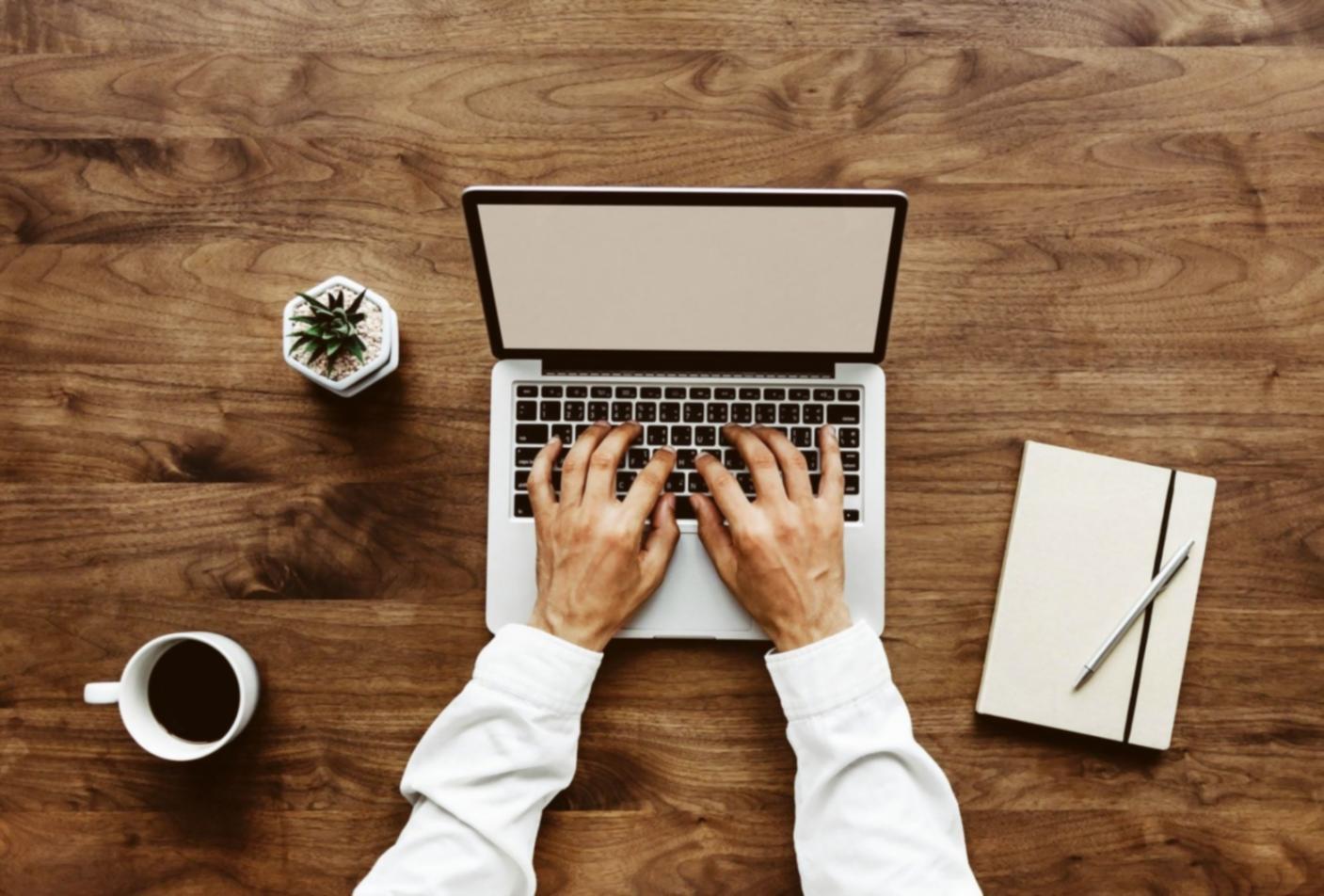 Menschen bei gemeinsamer Arbeit an persönlicher Entwicklung